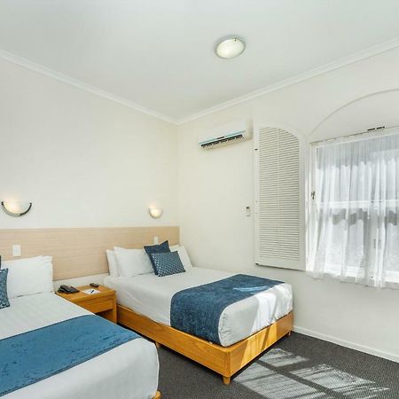 Ramada By Wyndham, Hamilton City Center Екстериор снимка
