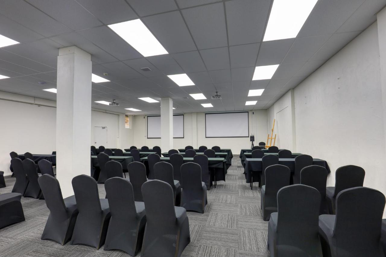 Ramada By Wyndham, Hamilton City Center Екстериор снимка