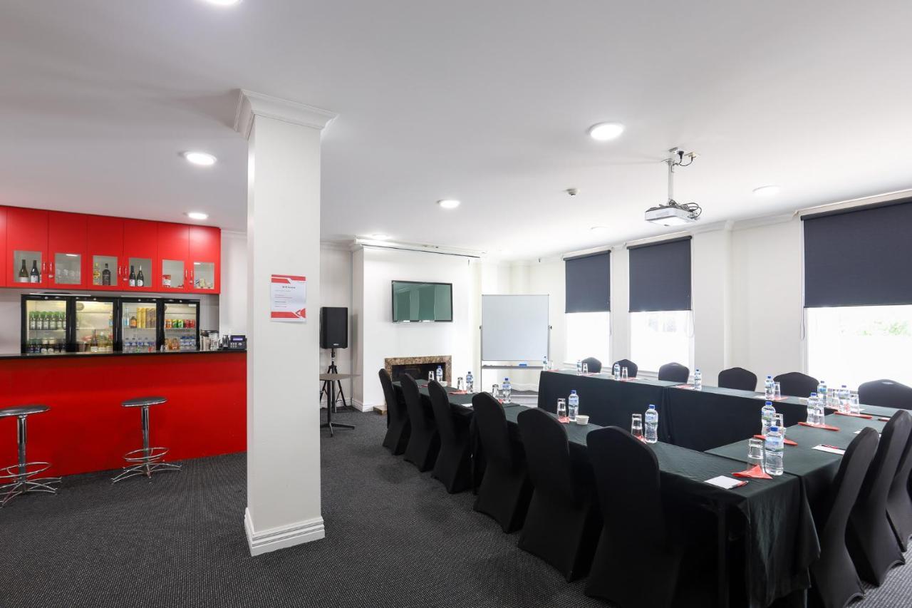 Ramada By Wyndham, Hamilton City Center Екстериор снимка