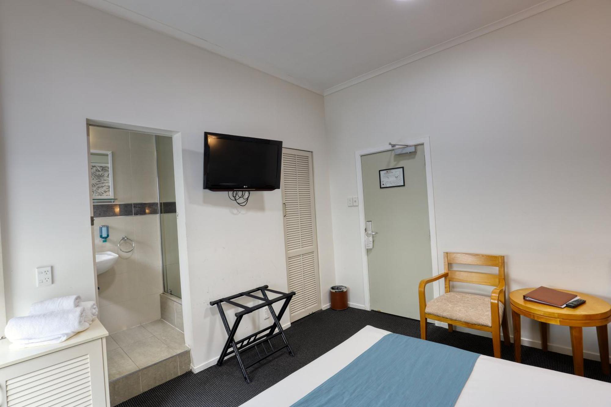 Ramada By Wyndham, Hamilton City Center Екстериор снимка