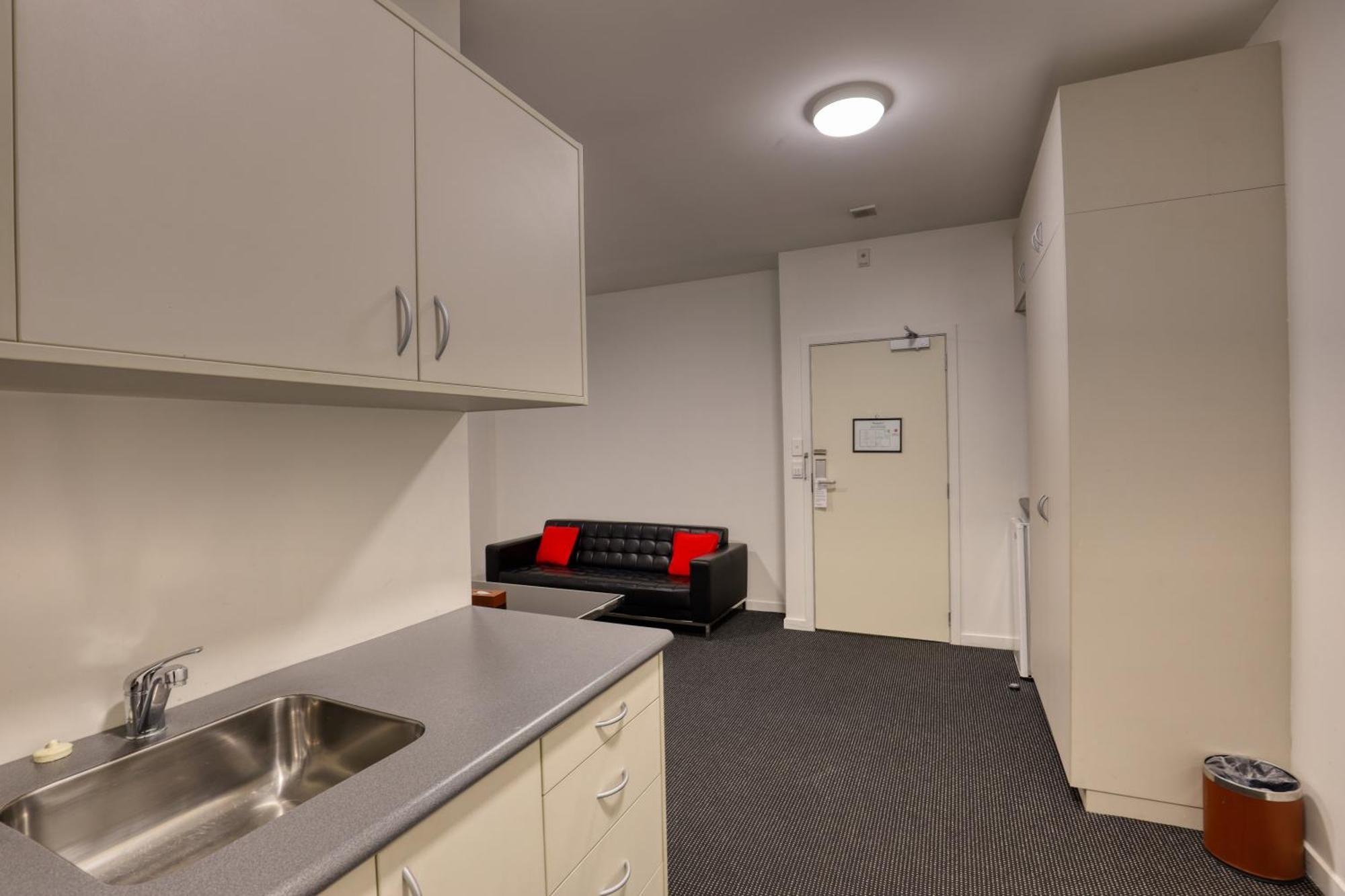 Ramada By Wyndham, Hamilton City Center Екстериор снимка