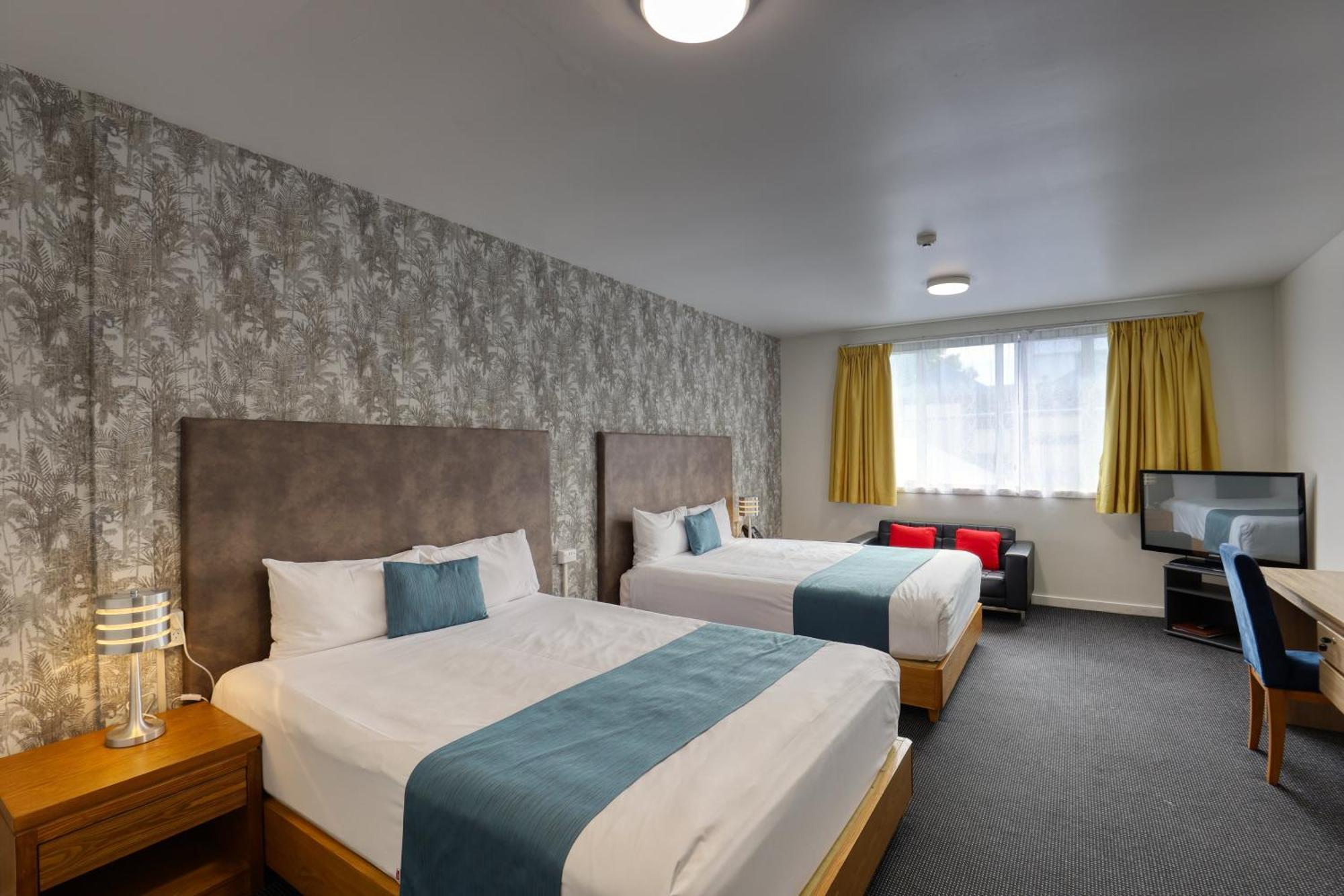 Ramada By Wyndham, Hamilton City Center Екстериор снимка