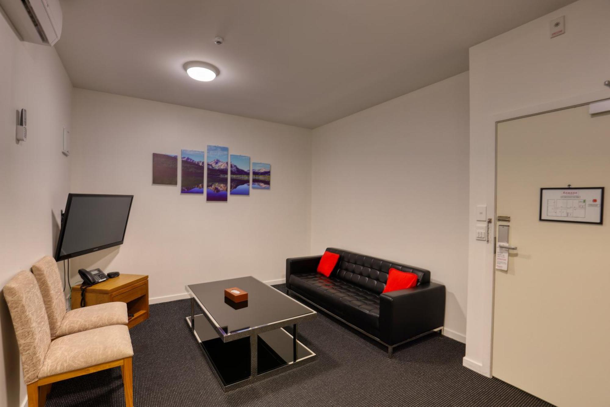 Ramada By Wyndham, Hamilton City Center Екстериор снимка