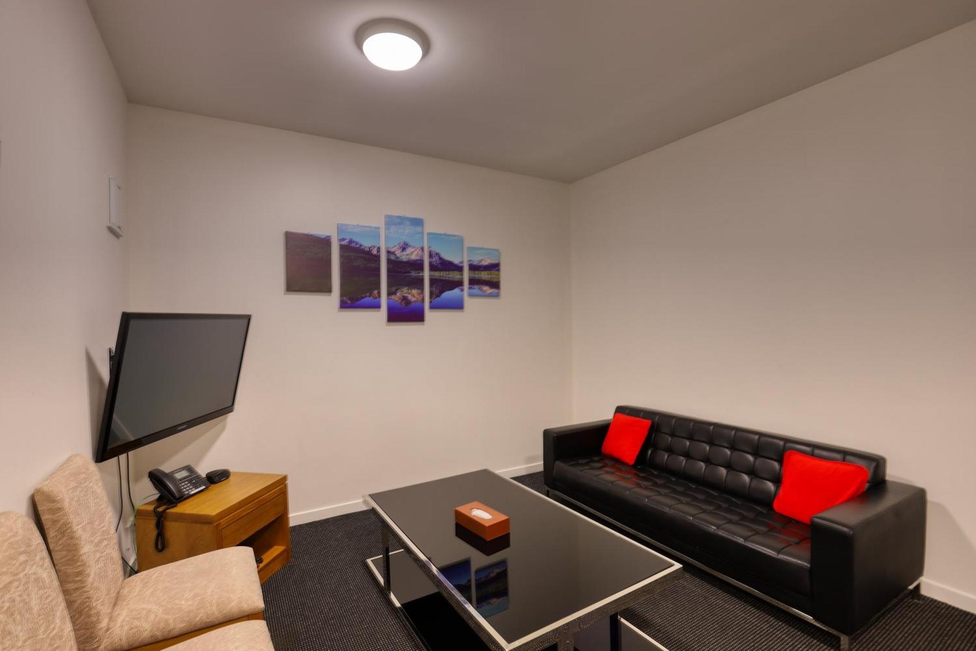 Ramada By Wyndham, Hamilton City Center Екстериор снимка