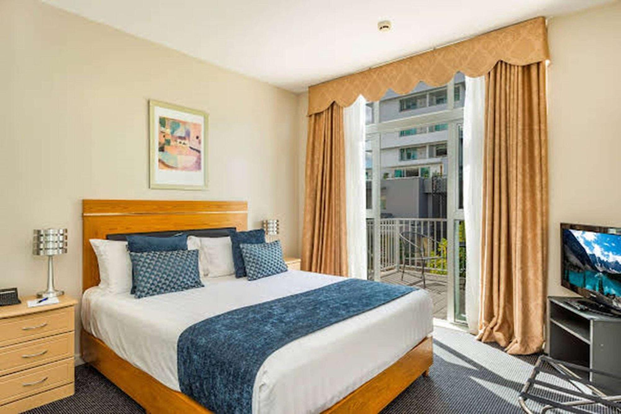 Ramada By Wyndham, Hamilton City Center Екстериор снимка