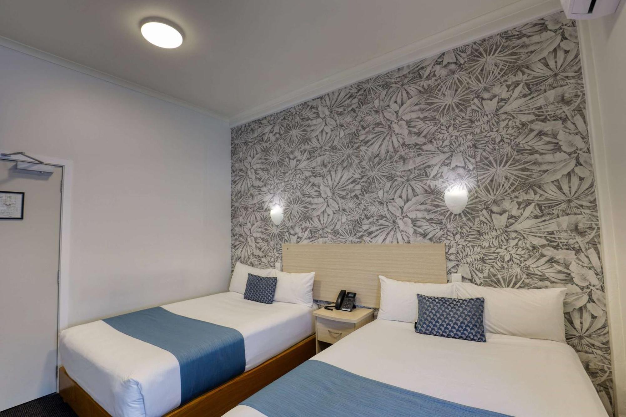 Ramada By Wyndham, Hamilton City Center Екстериор снимка