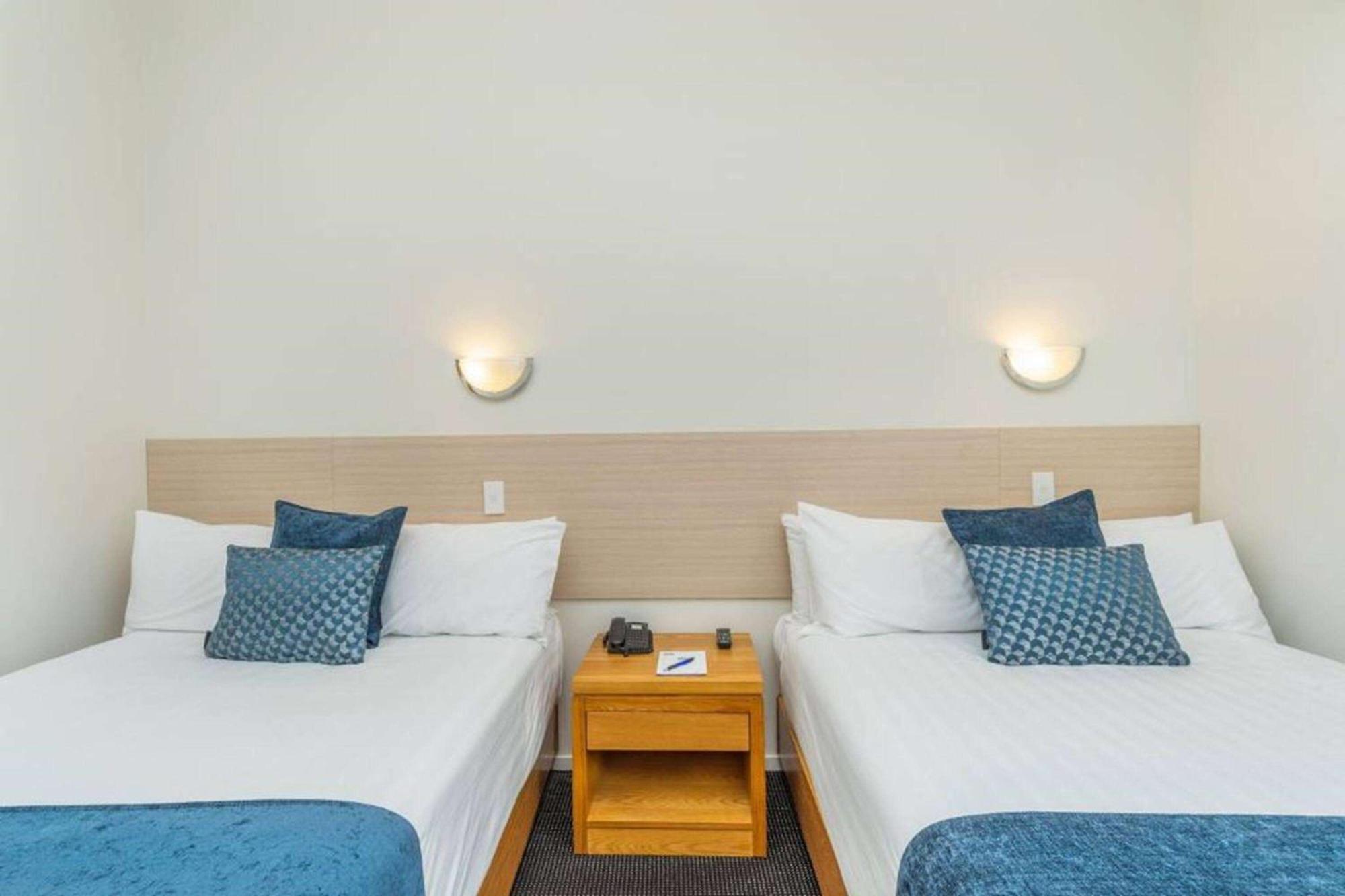 Ramada By Wyndham, Hamilton City Center Екстериор снимка