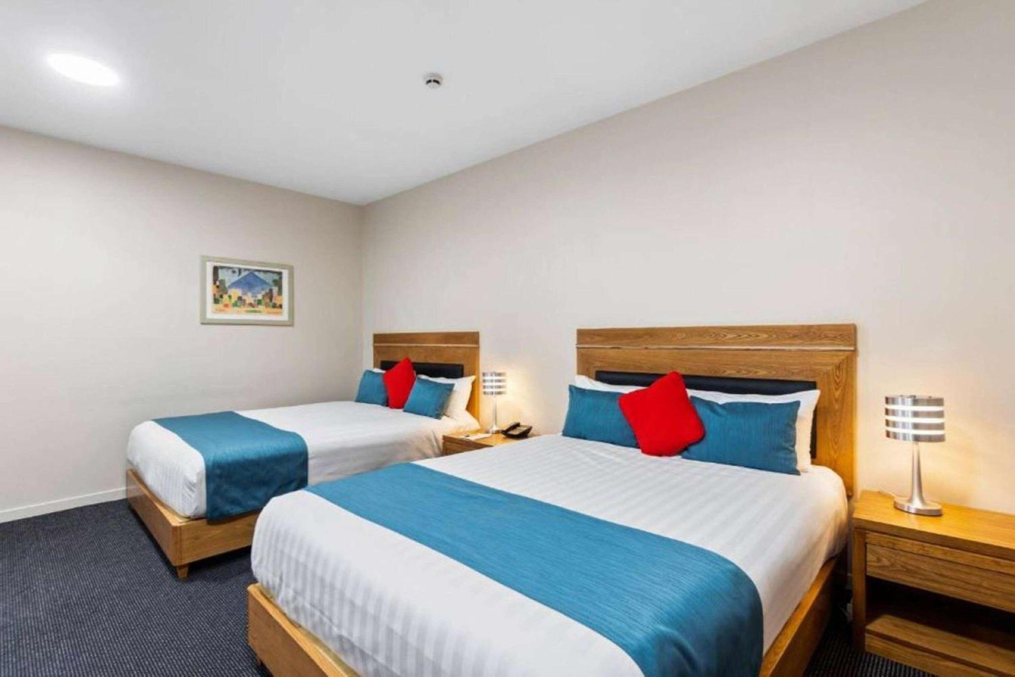 Ramada By Wyndham, Hamilton City Center Екстериор снимка