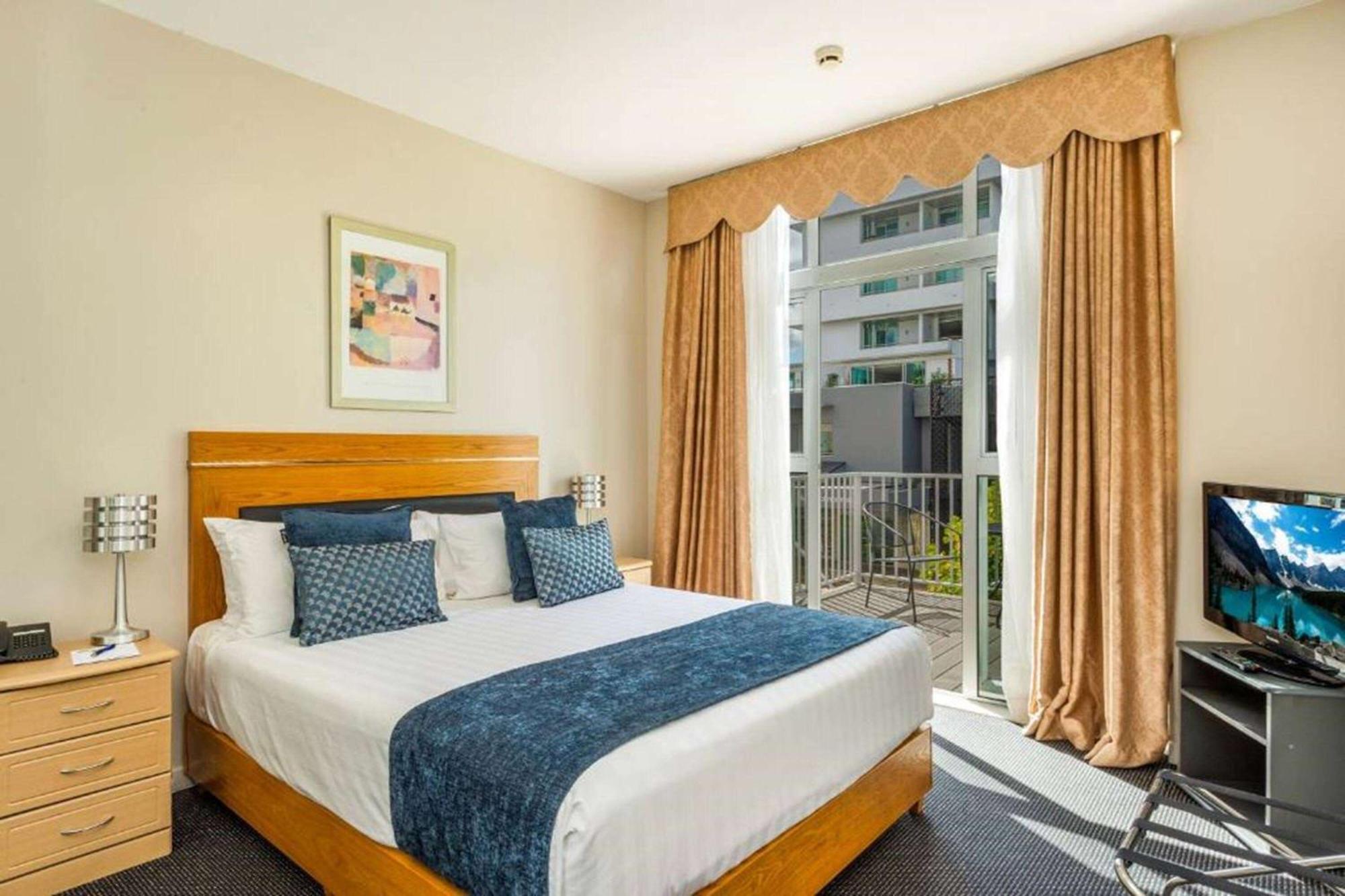 Ramada By Wyndham, Hamilton City Center Екстериор снимка