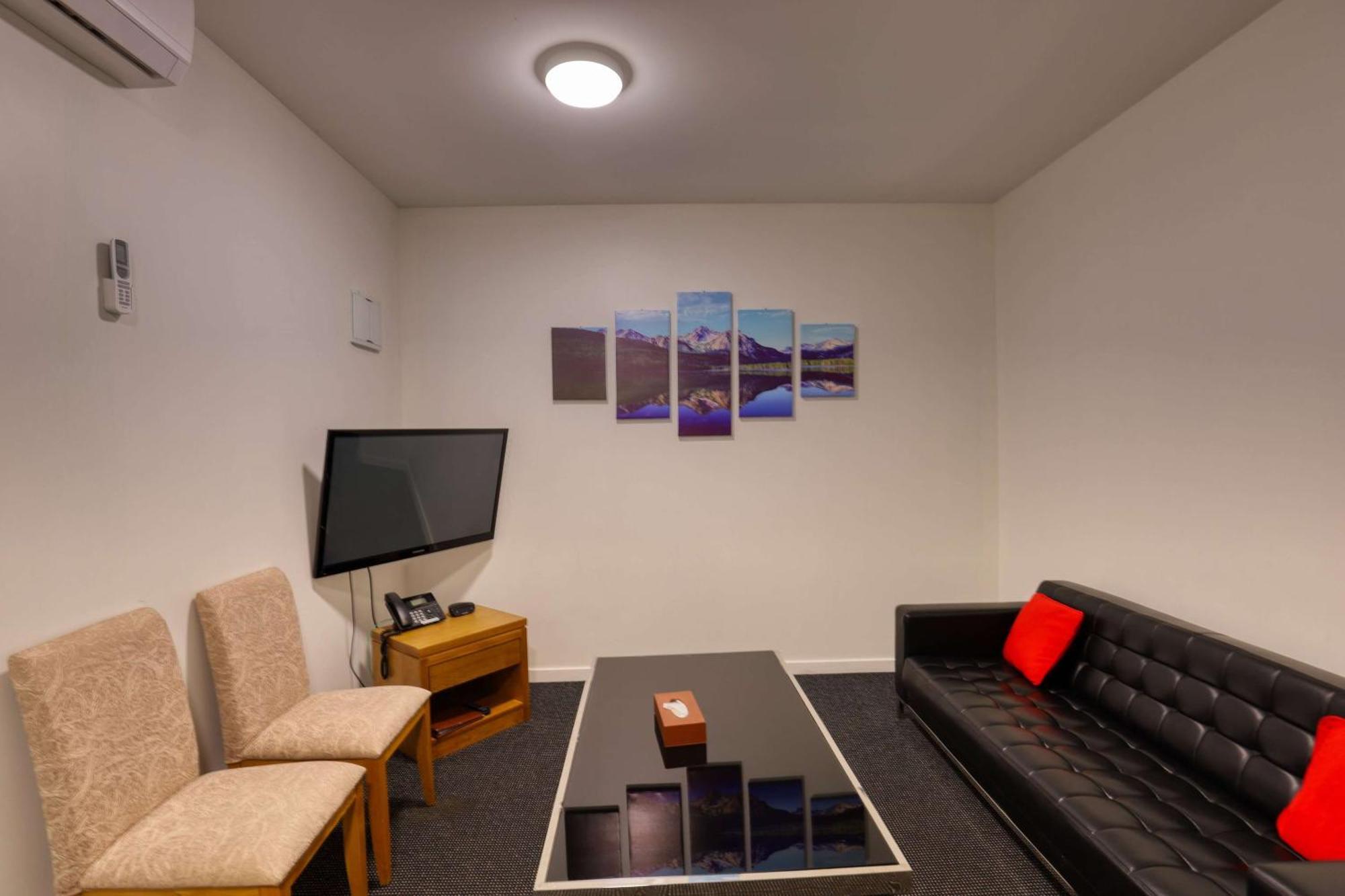 Ramada By Wyndham, Hamilton City Center Екстериор снимка