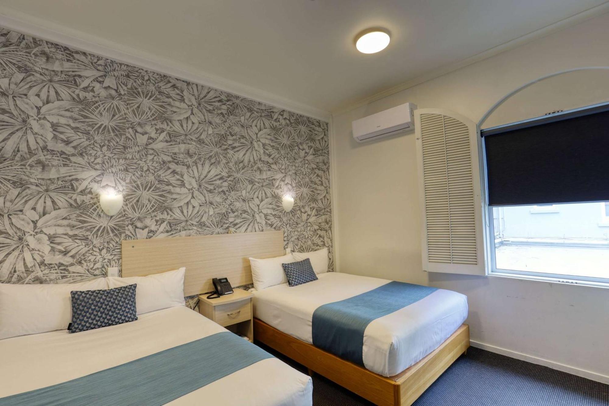 Ramada By Wyndham, Hamilton City Center Екстериор снимка