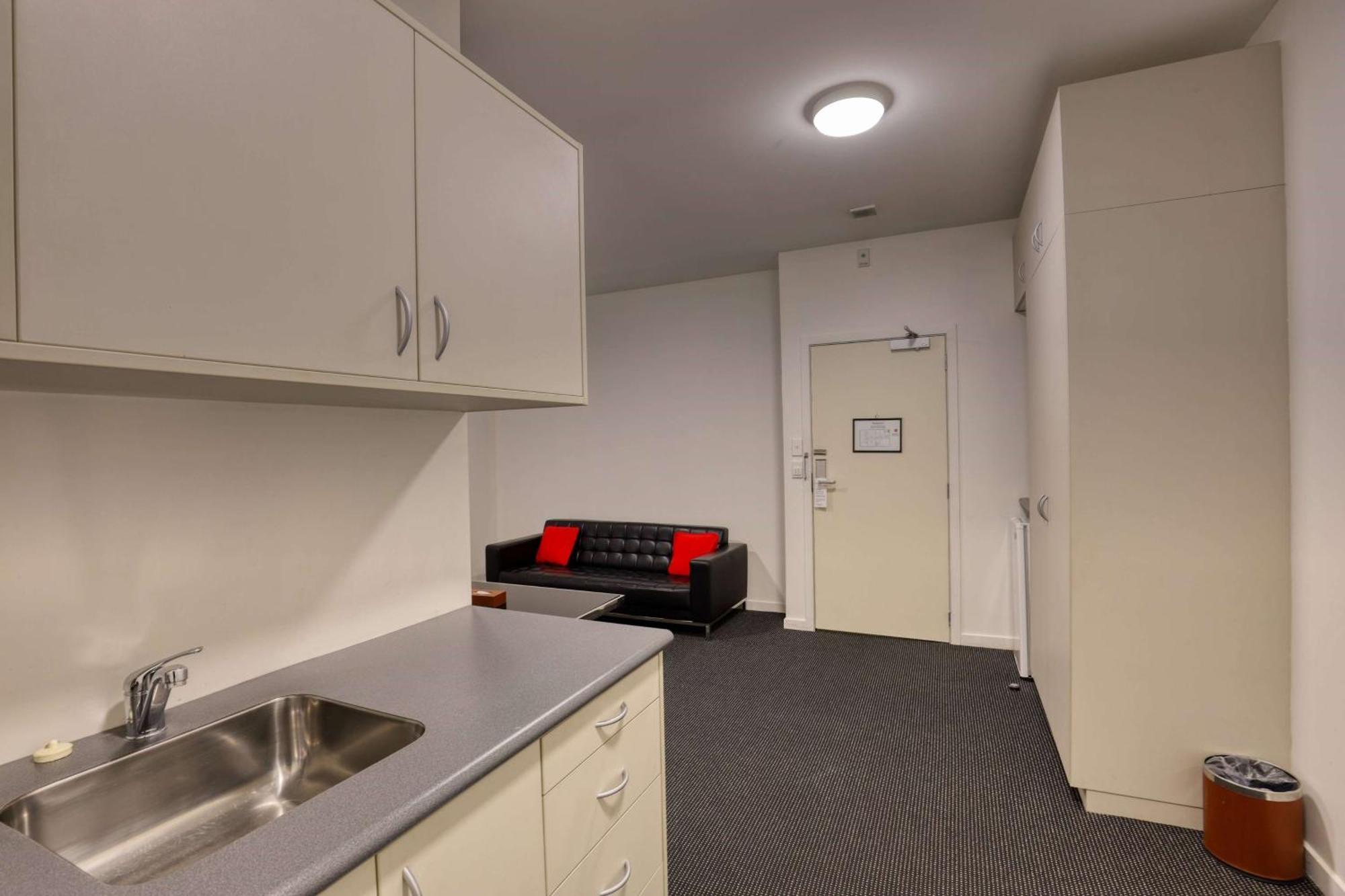 Ramada By Wyndham, Hamilton City Center Екстериор снимка