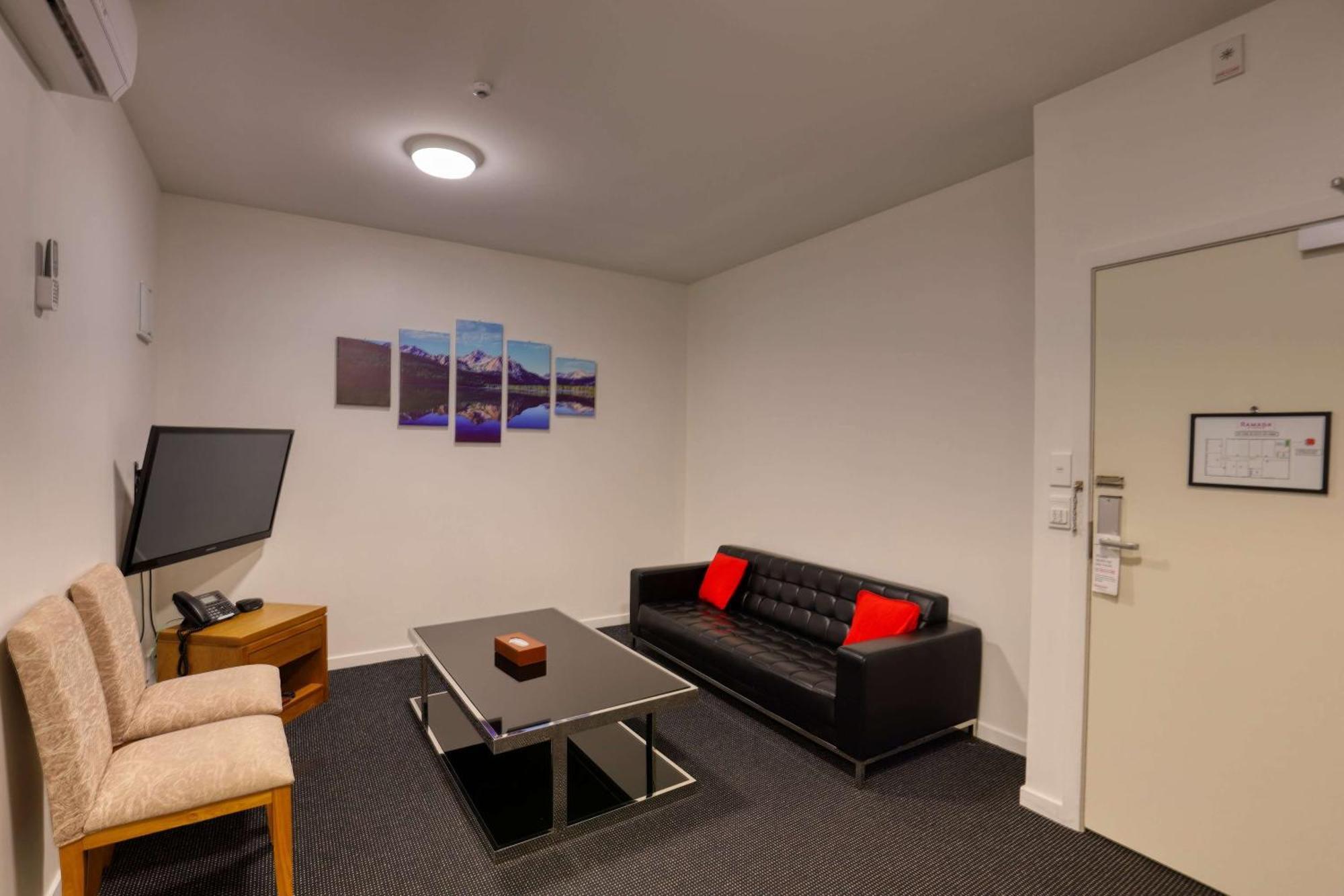 Ramada By Wyndham, Hamilton City Center Екстериор снимка
