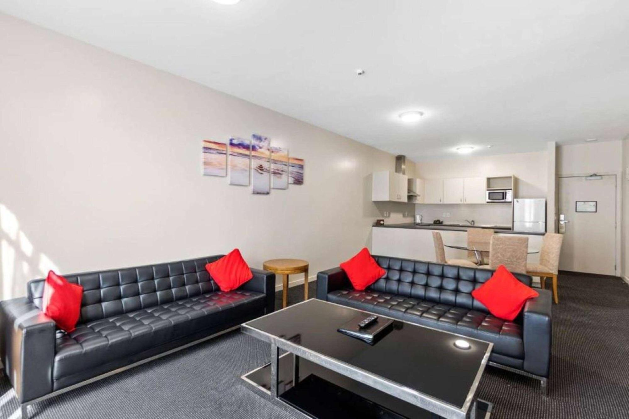 Ramada By Wyndham, Hamilton City Center Екстериор снимка