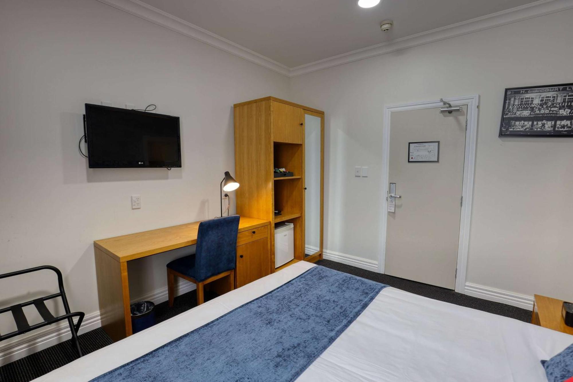 Ramada By Wyndham, Hamilton City Center Екстериор снимка