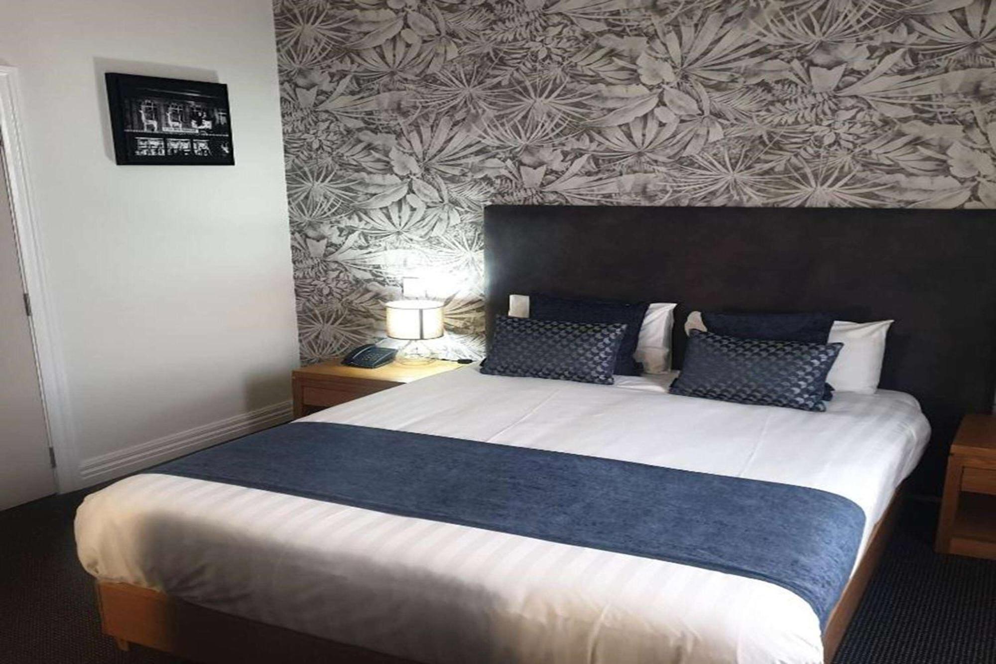 Ramada By Wyndham, Hamilton City Center Екстериор снимка