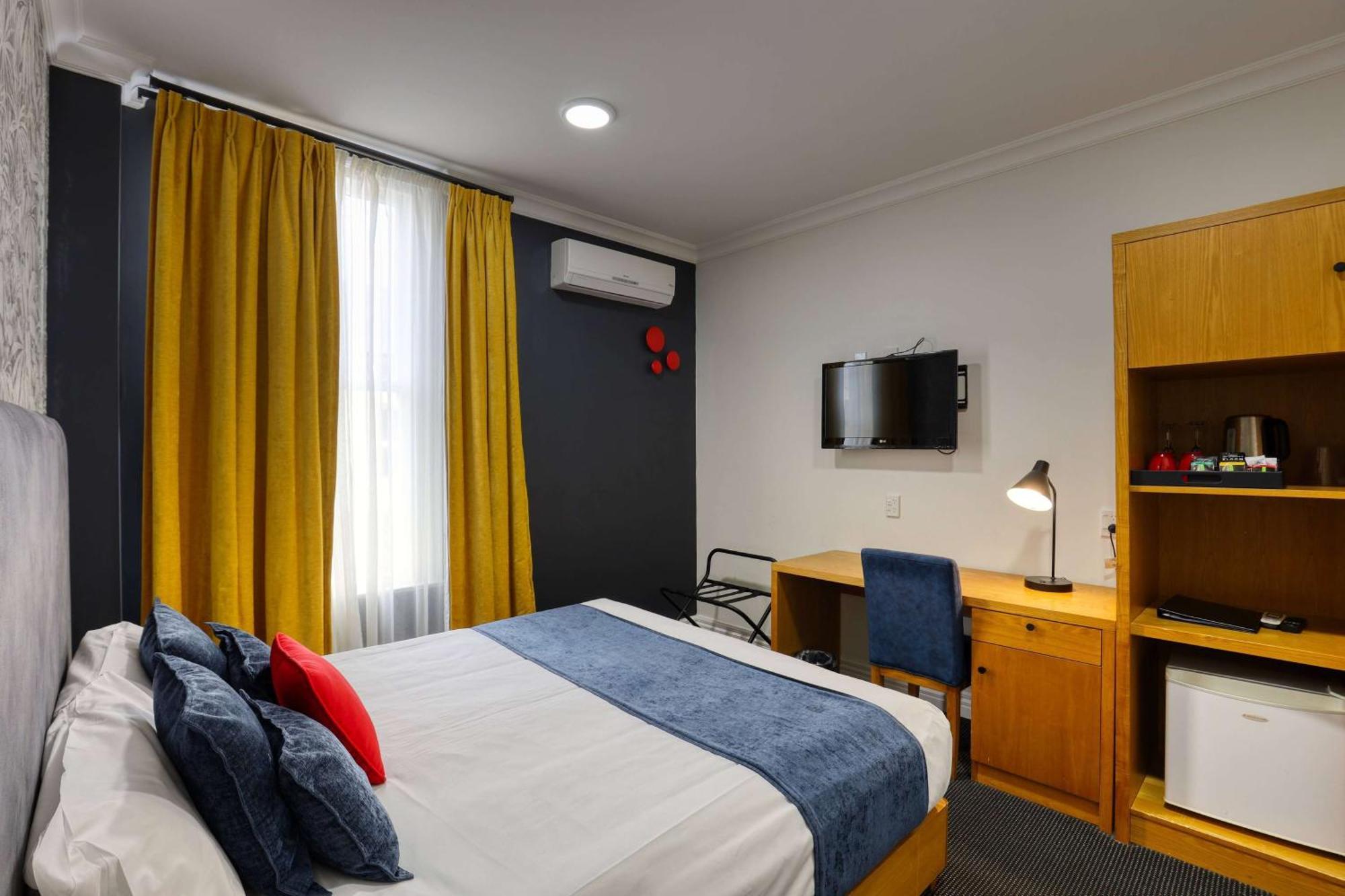 Ramada By Wyndham, Hamilton City Center Екстериор снимка