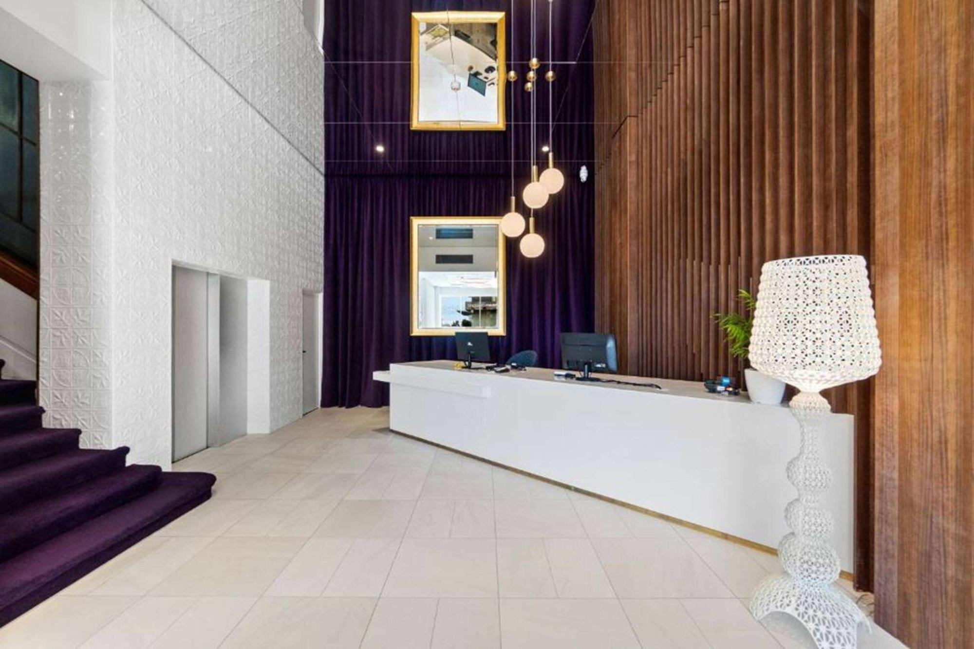 Ramada By Wyndham, Hamilton City Center Екстериор снимка