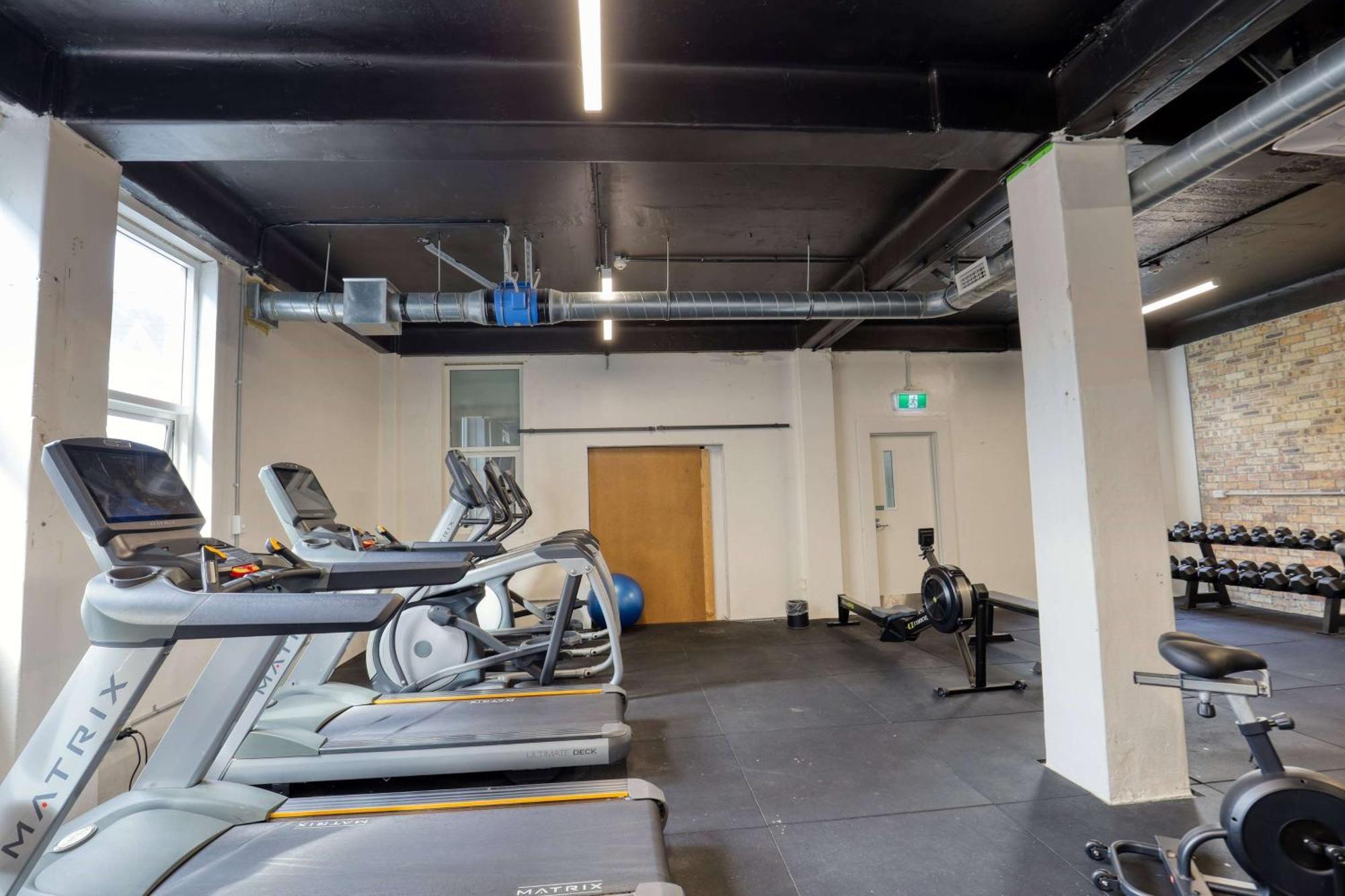 Ramada By Wyndham, Hamilton City Center Екстериор снимка