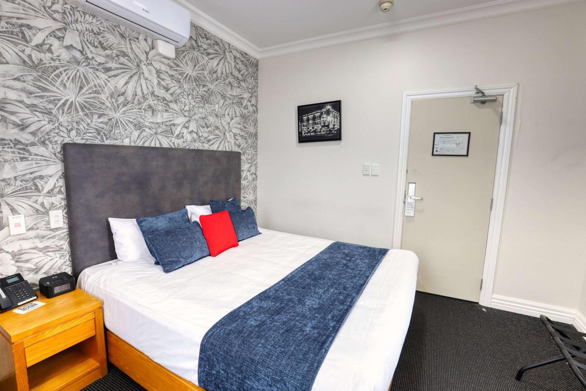 Ramada By Wyndham, Hamilton City Center Екстериор снимка