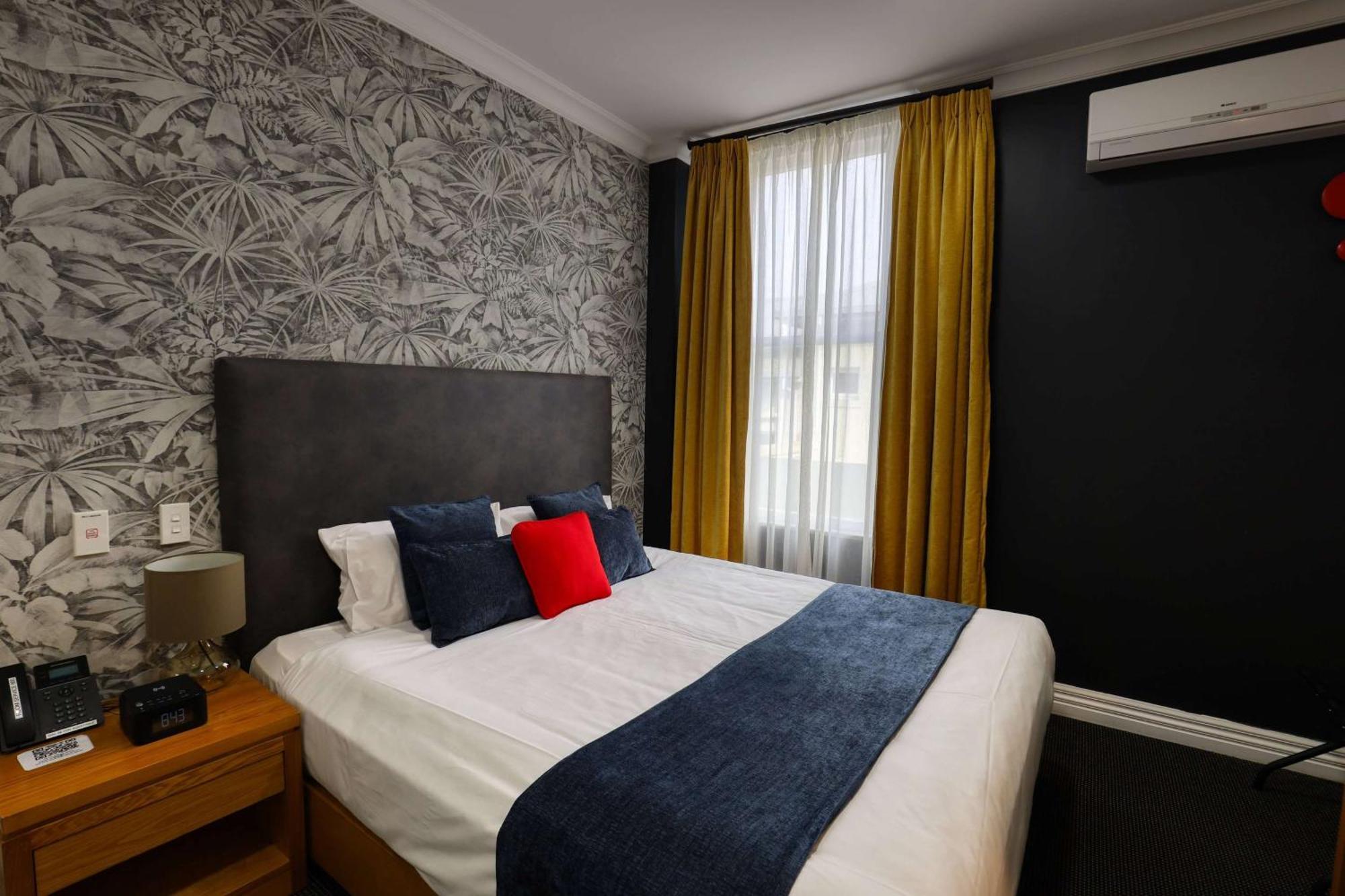 Ramada By Wyndham, Hamilton City Center Екстериор снимка