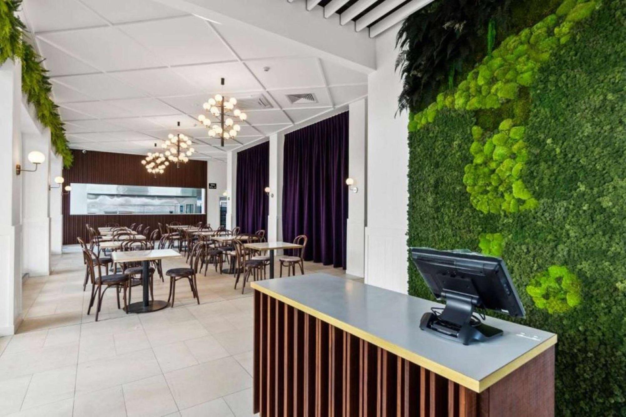 Ramada By Wyndham, Hamilton City Center Екстериор снимка