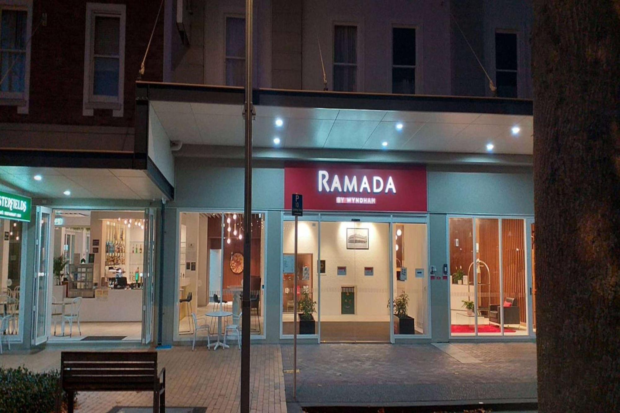 Ramada By Wyndham, Hamilton City Center Екстериор снимка