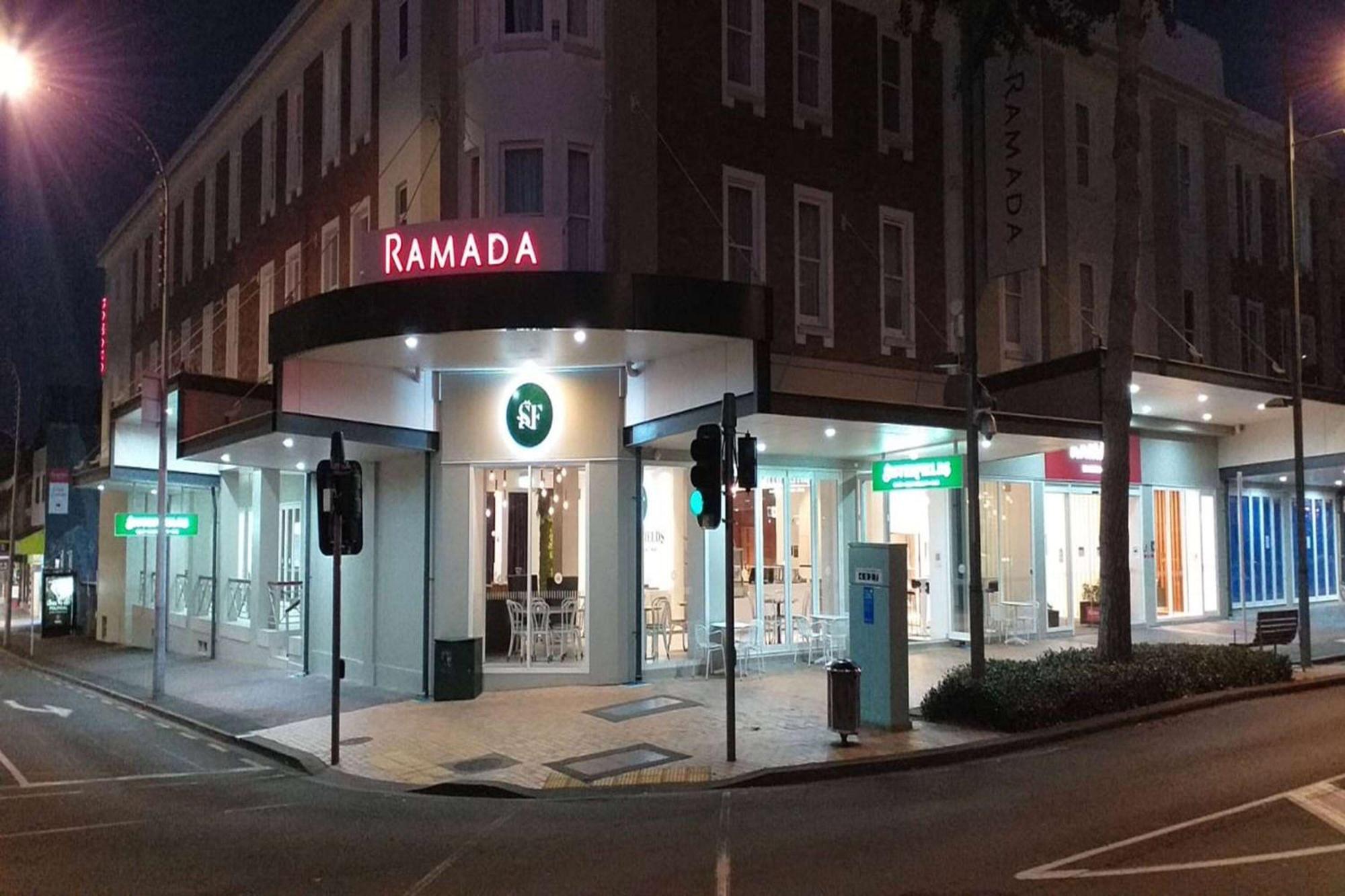 Ramada By Wyndham, Hamilton City Center Екстериор снимка