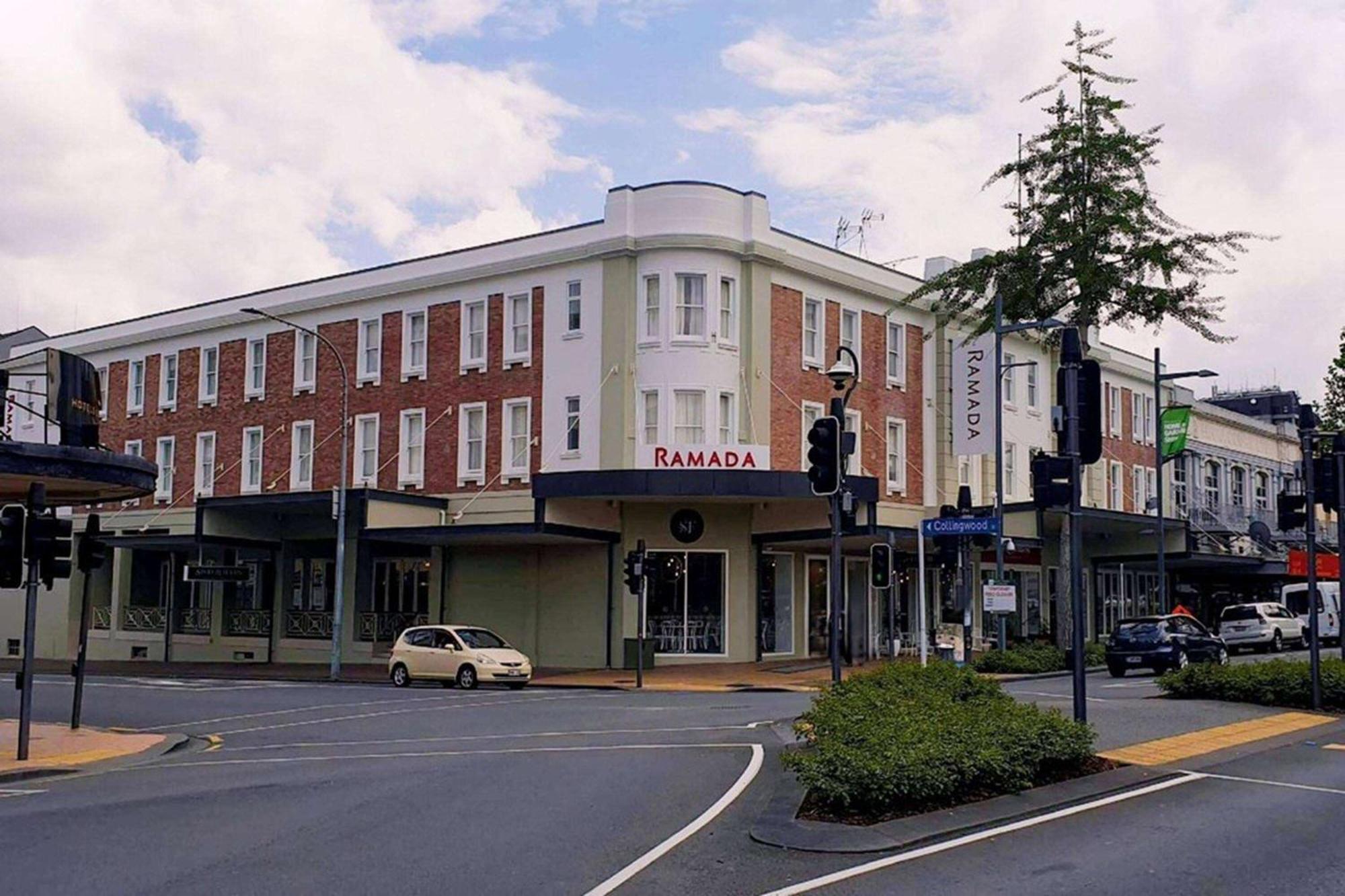 Ramada By Wyndham, Hamilton City Center Екстериор снимка
