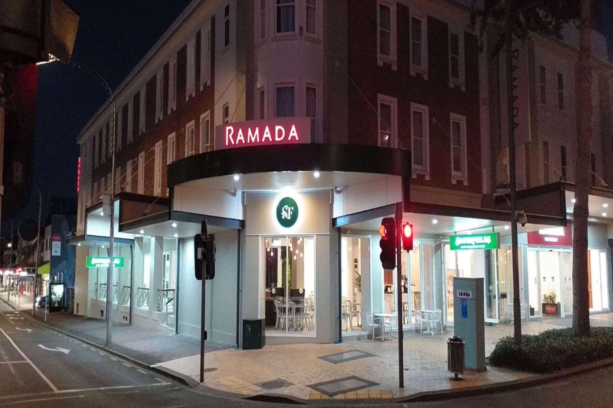 Ramada By Wyndham, Hamilton City Center Екстериор снимка