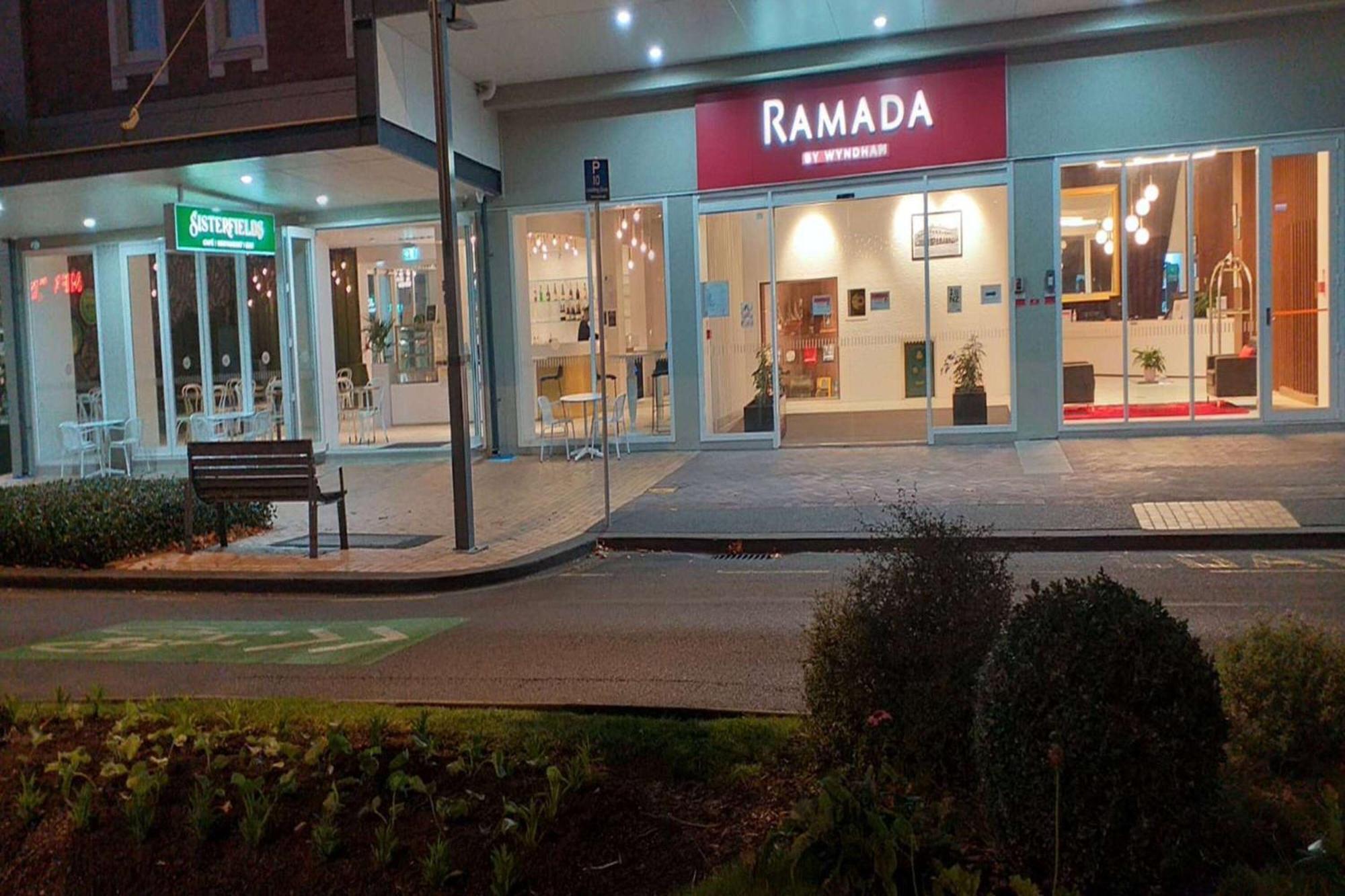 Ramada By Wyndham, Hamilton City Center Екстериор снимка