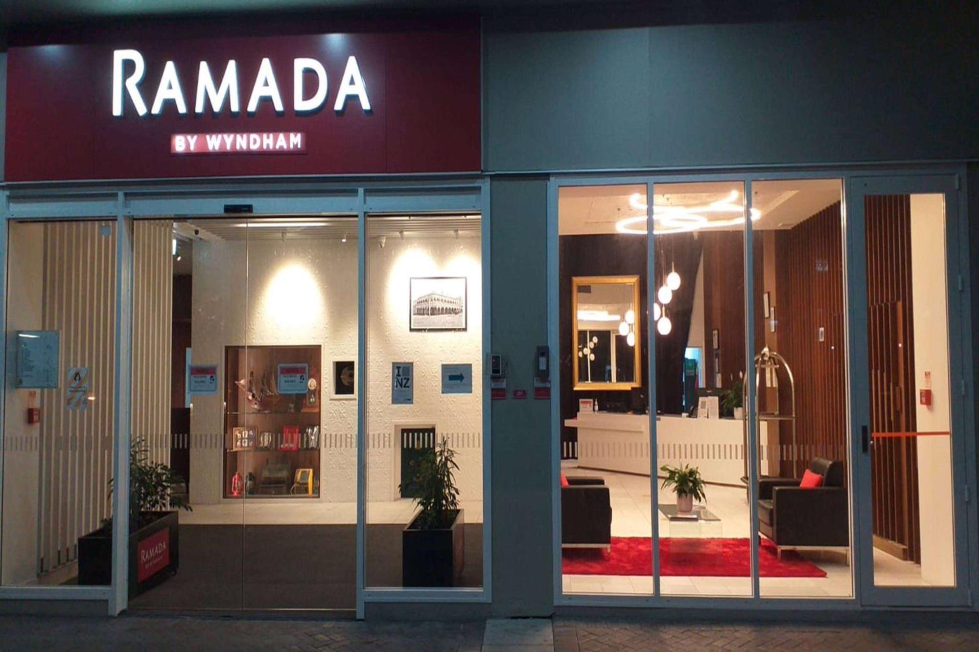 Ramada By Wyndham, Hamilton City Center Екстериор снимка