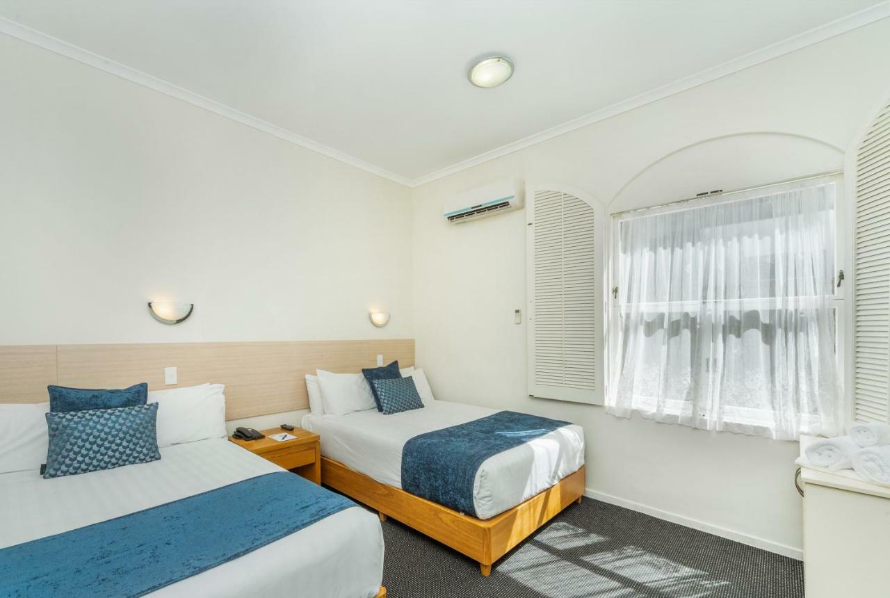 Ramada By Wyndham, Hamilton City Center Екстериор снимка